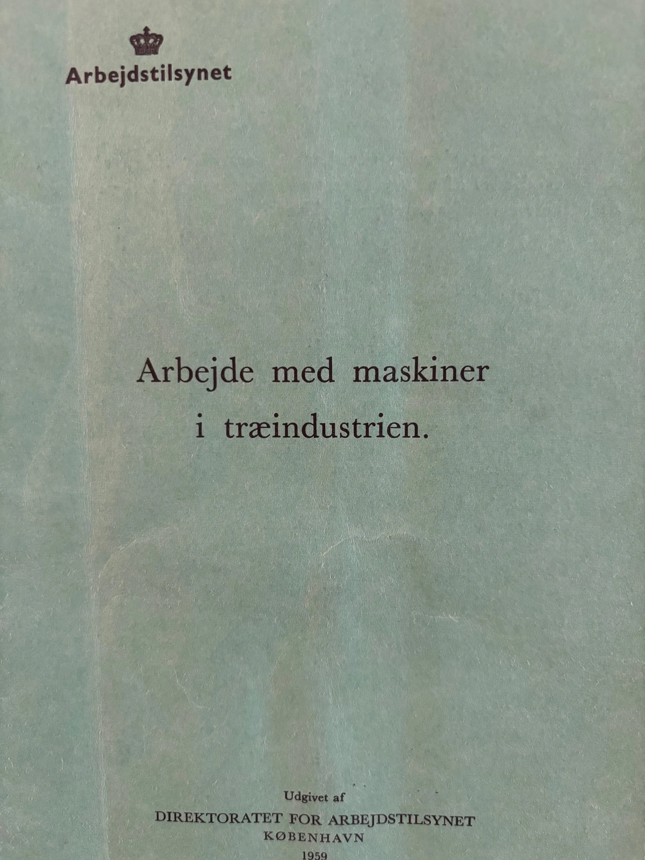 Forsiden af hæftet »Arbejde med maskiner i træindustrien«, udgivet af Arbejdstilsynet i 1959