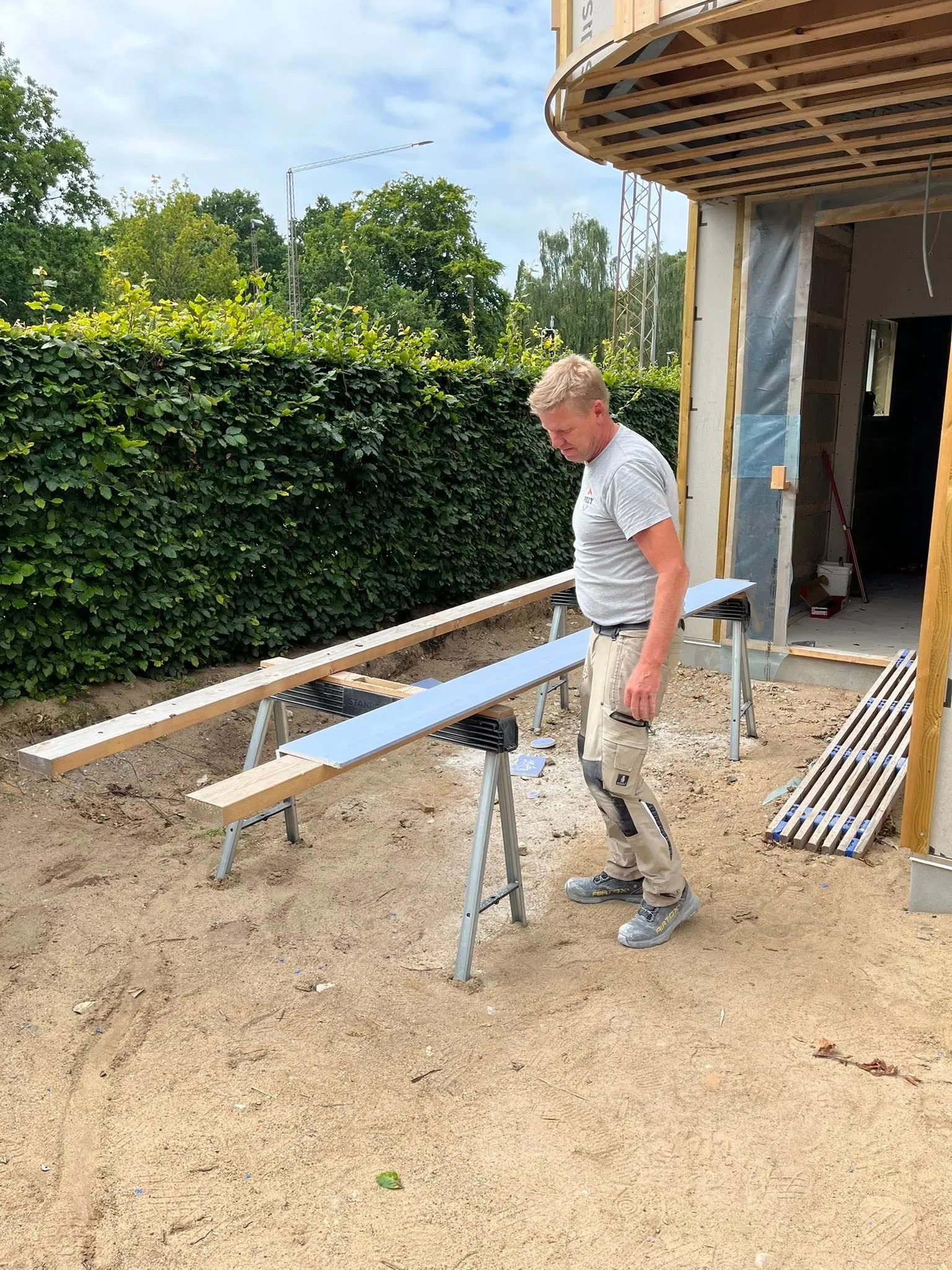 Tømrer klargør materialer til en ombygning i Silkeborg-området