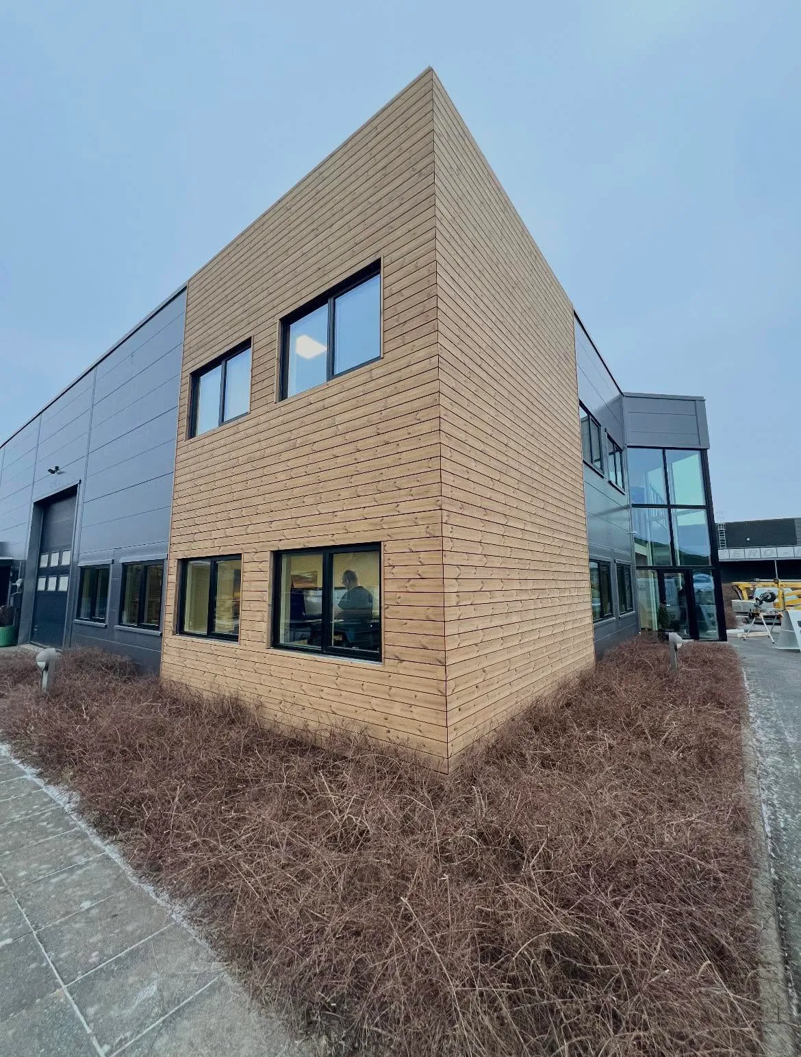 Bygning med nye vinduespartier i Silkeborg-området