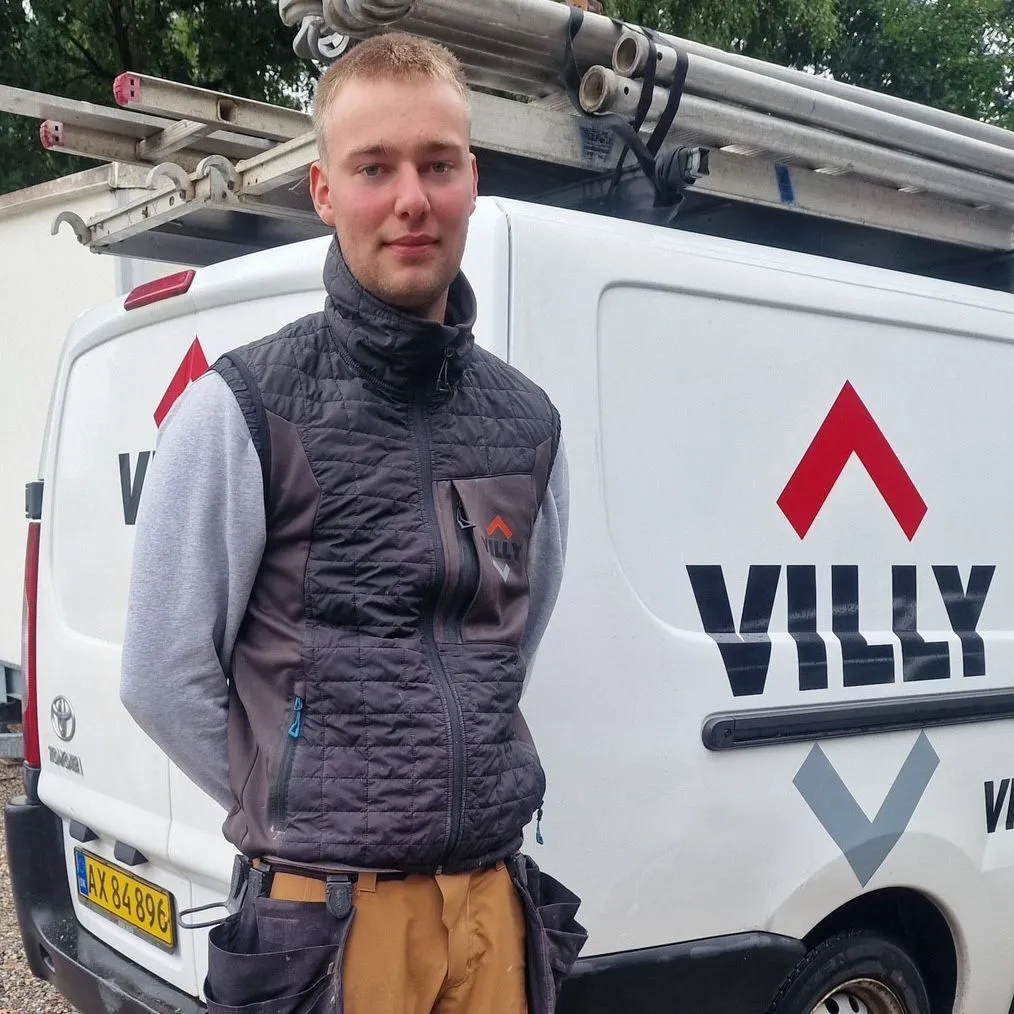 Frede, Lærling hos Villy's Tømrerforretning