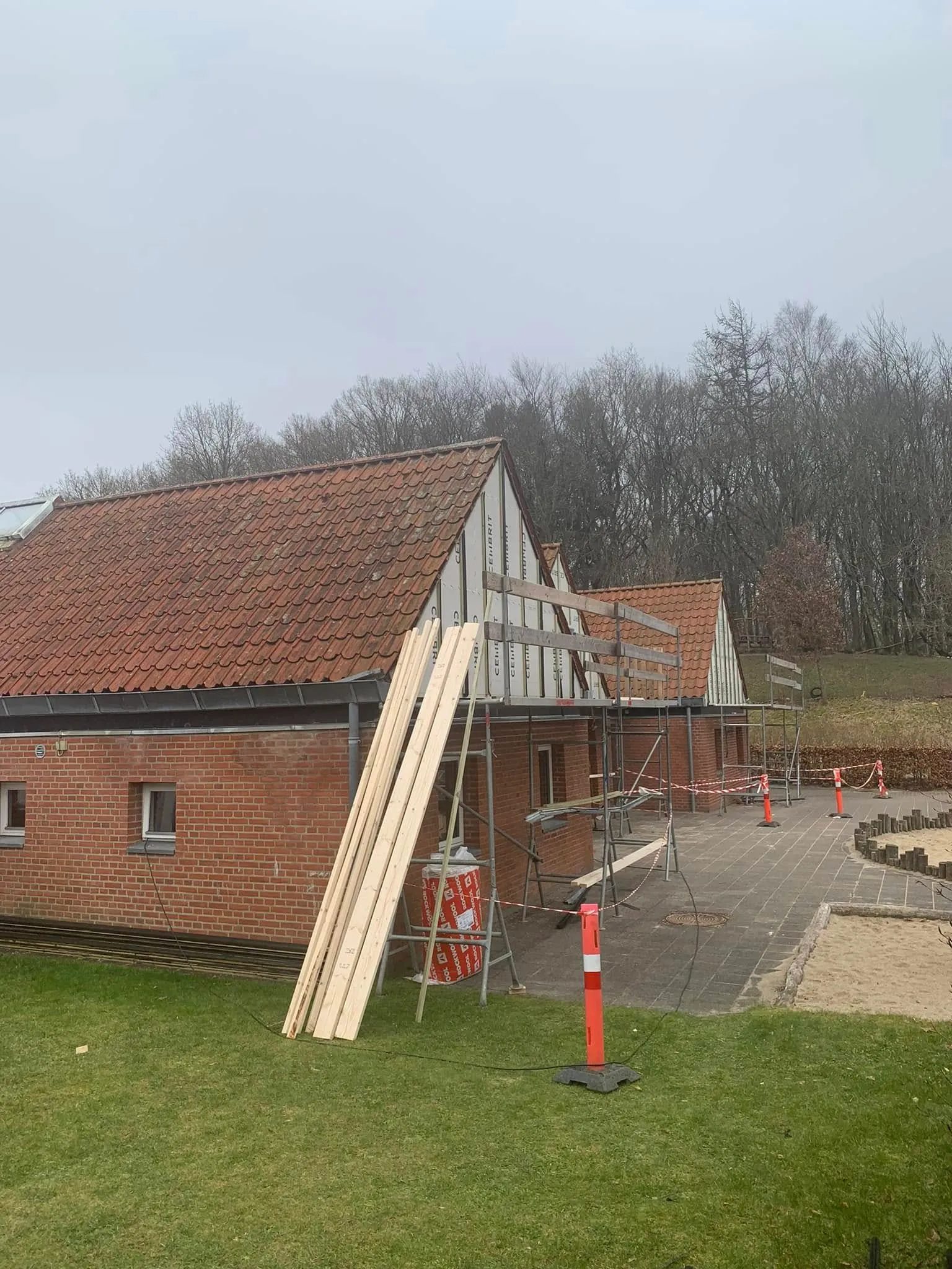 Nye vinduer sat i gavlen på et hus i Silkeborg-området