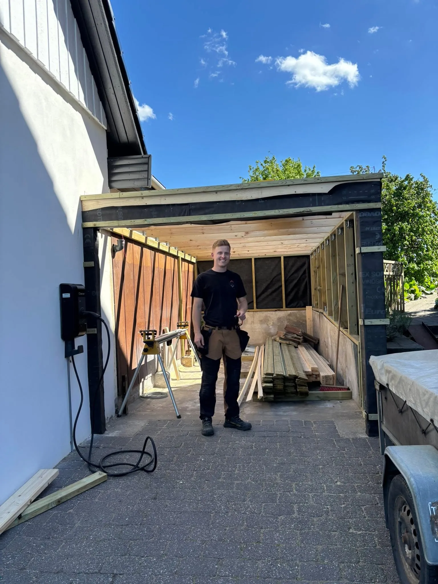 Tømrer bygger en ny carport i Silkeborg-området