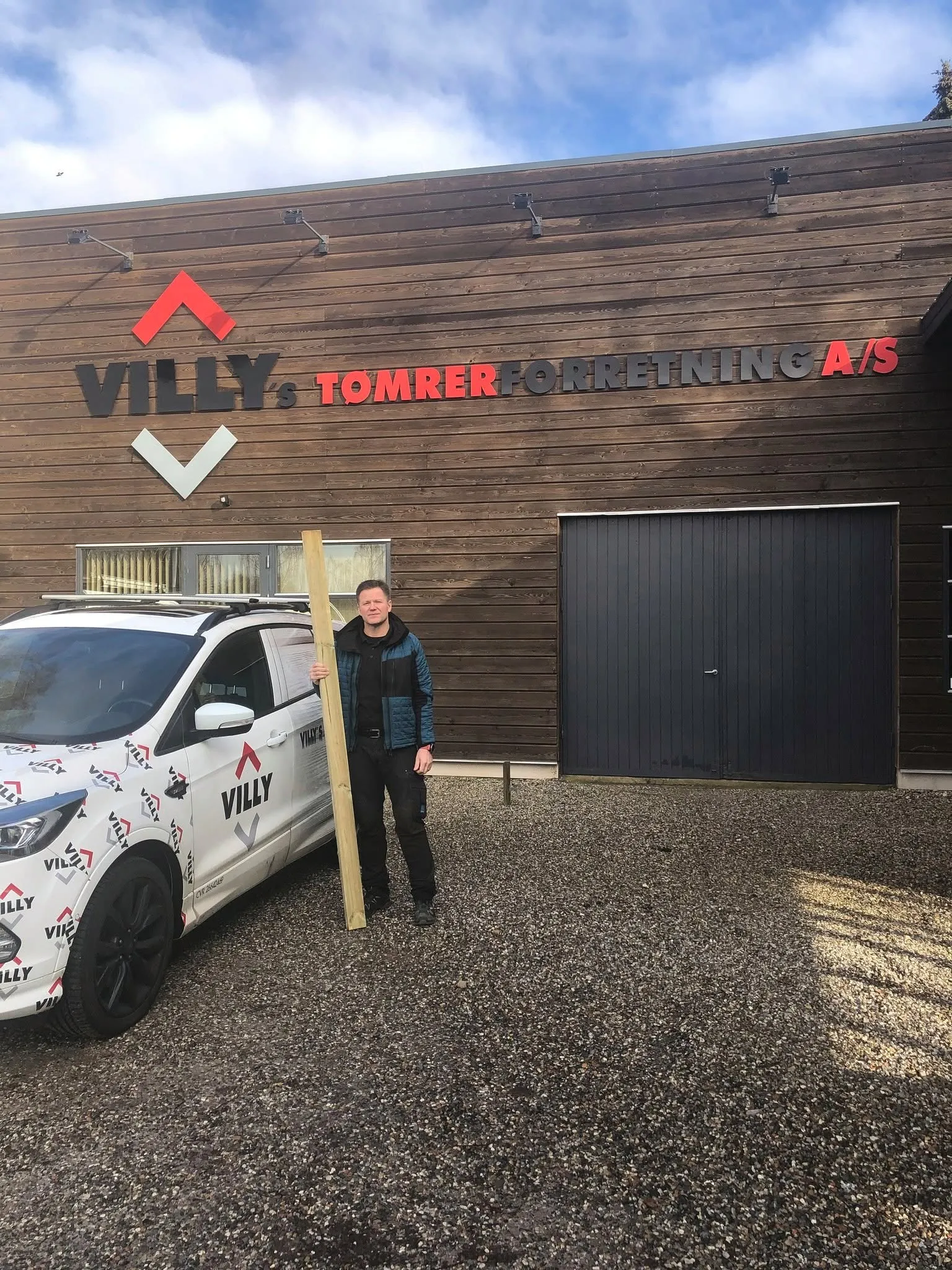 Lars L. Nielsen foran Villy's Tømrerforretning