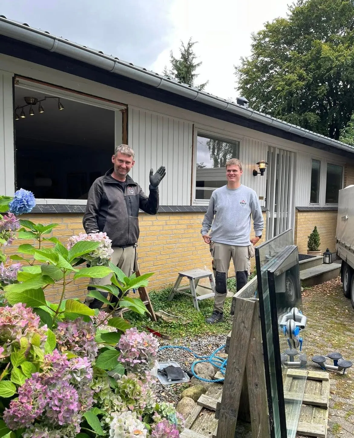 Medarbejdere monterer vinduer ved et hus i Silkeborg-området