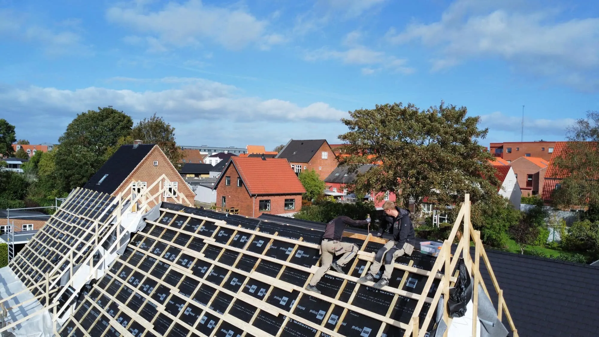 Tag under udførelse med udsigt over Silkeborg