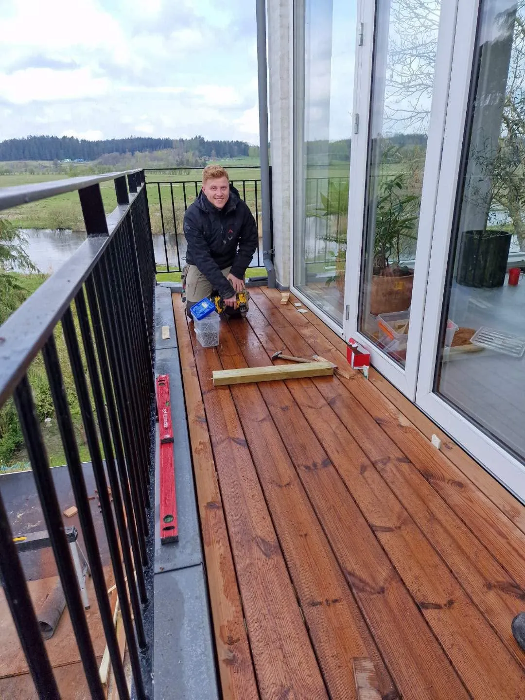 Færdig træterrasse med udsigt i Silkeborg-området