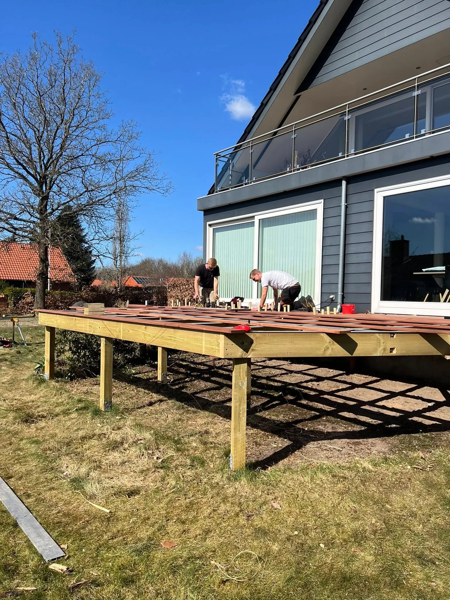 Træterrasse under opførelse i Silkeborg-området