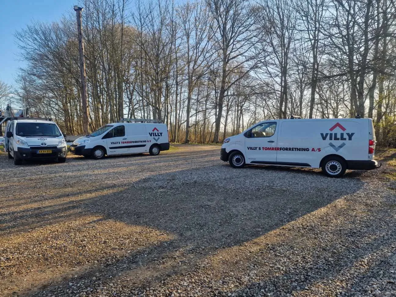 Villy's Tømrerforretnings biler klar til opgaver i Silkeborg-området