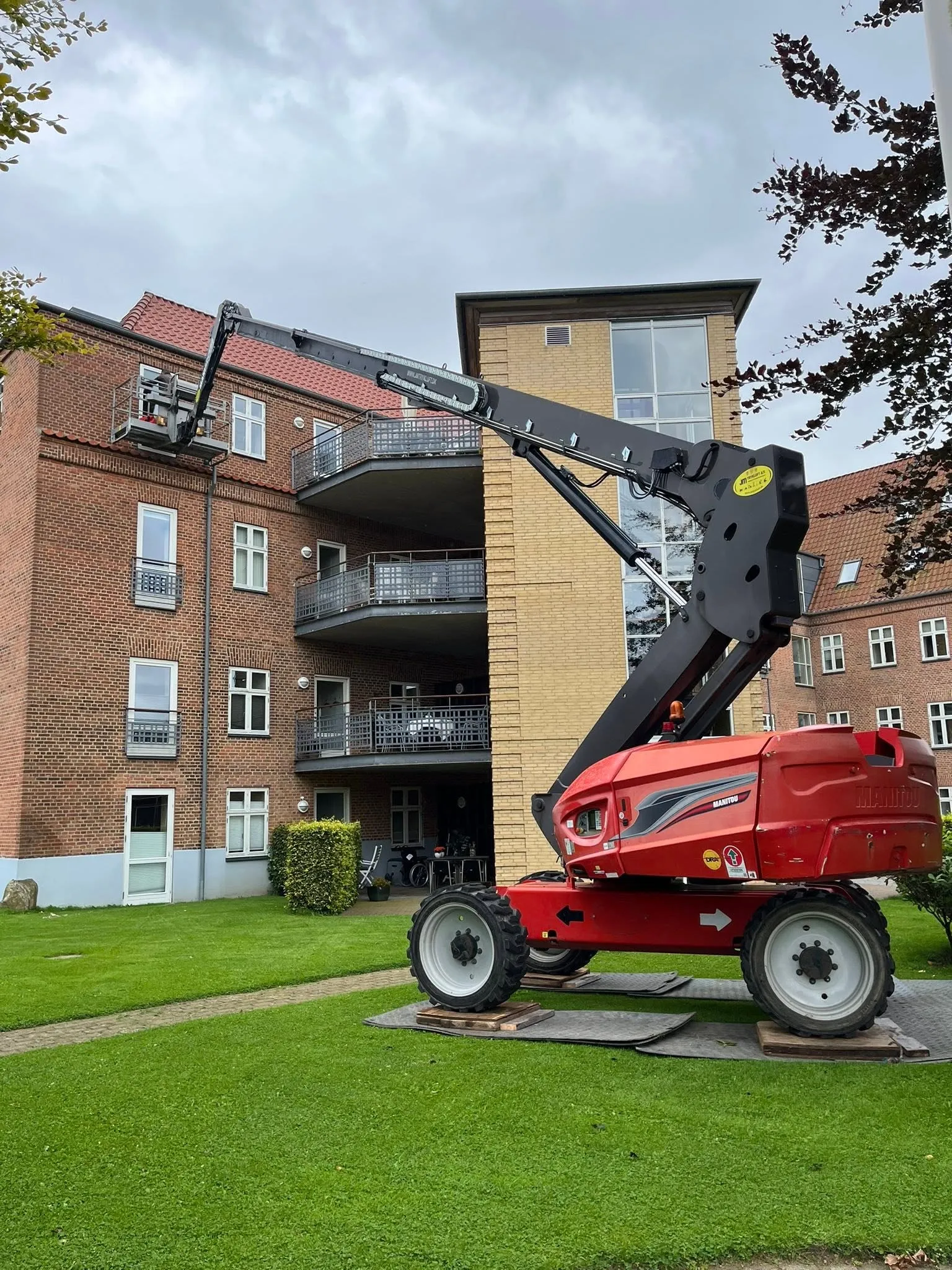 Lift i brug under en entreprise i Silkeborg-området